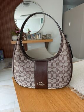 Coach
CARMEN SHOULDER BAG IN SIGNATURE JACQUARD